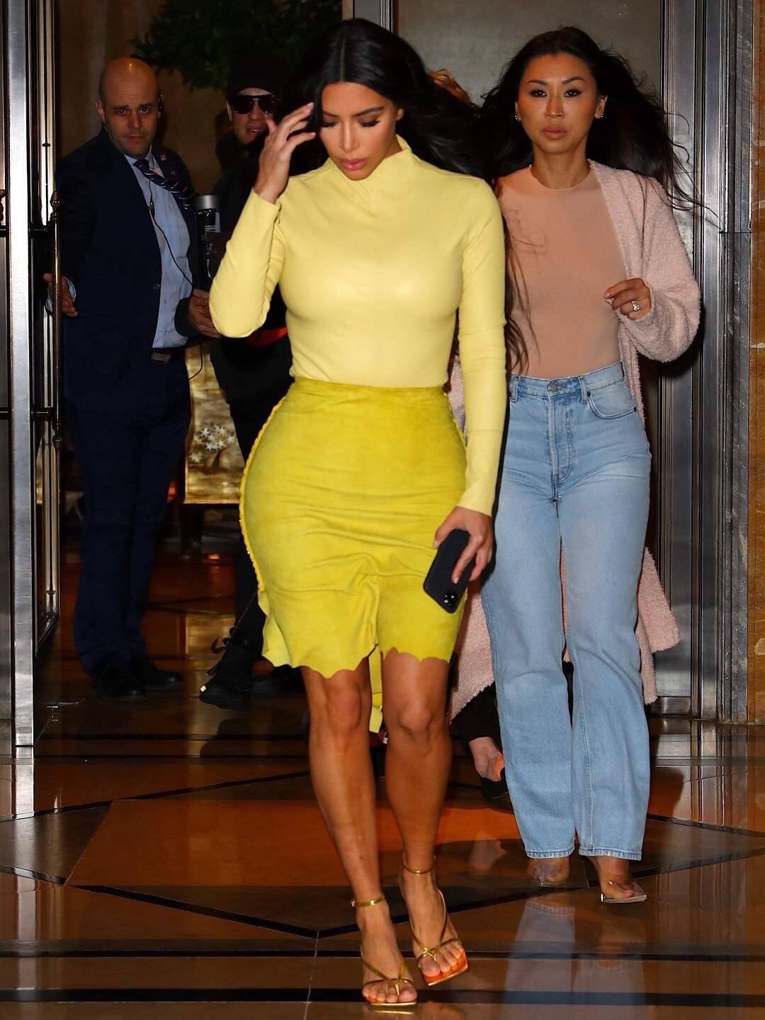 卡戴珊 卡戴珊向来敢穿，穿紧身连体衣秀身材，配玫红羽毛披肩像鸡毛掸子