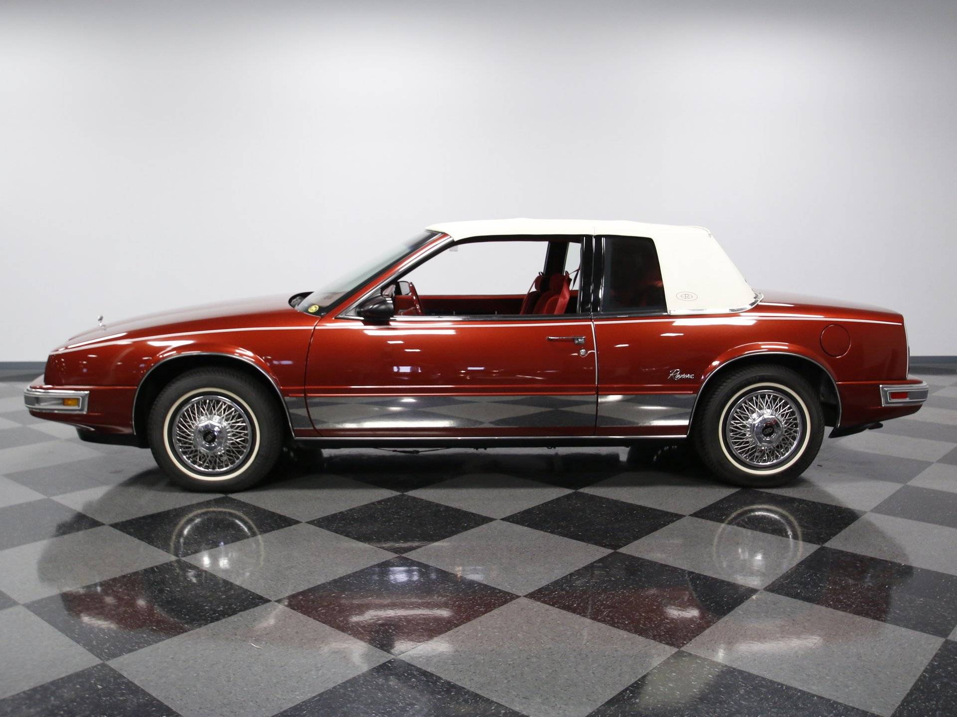 追溯到更早别克riviera在1986年就有触摸显示屏