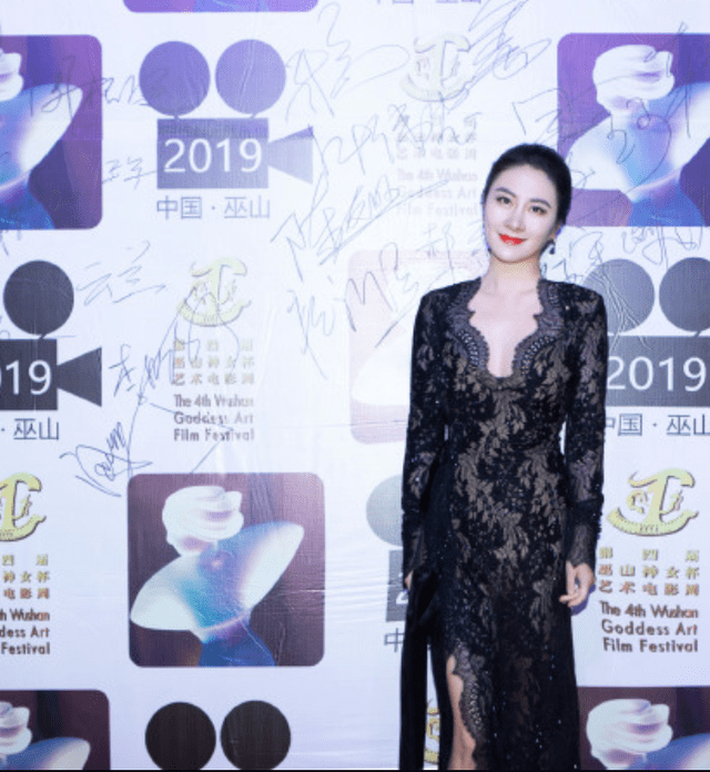 黑色 叶璇真放得开，穿“蕾丝”连衣裙大秀傲人身材，一般人真不敢模仿