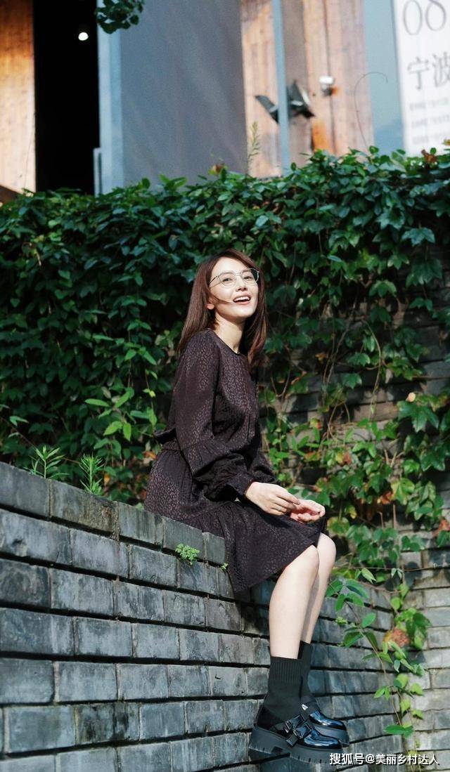 视觉 女神高圆圆短裙配短靴，青春又减龄，理解了男粉的“夺妻之恨”