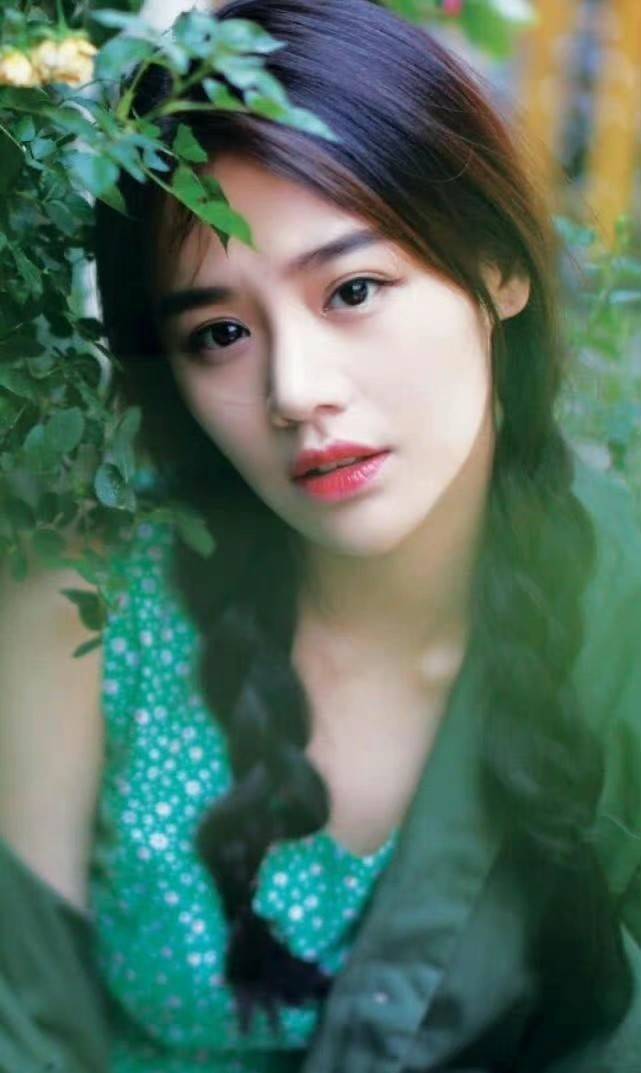 张哲轩马思纯张哲轩挽手逛街，马思纯小腿肿胀肚子微微隆起两人感情真好