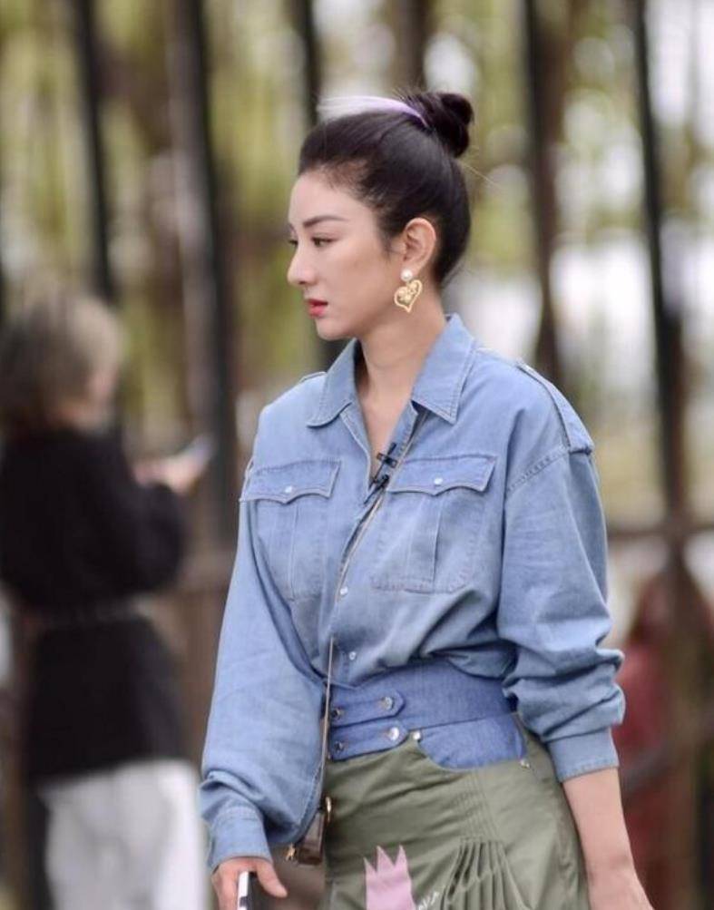 黄奕 黄奕太会穿搭了，身穿一身格子衬衫配牛仔裤，年过40少女感十足