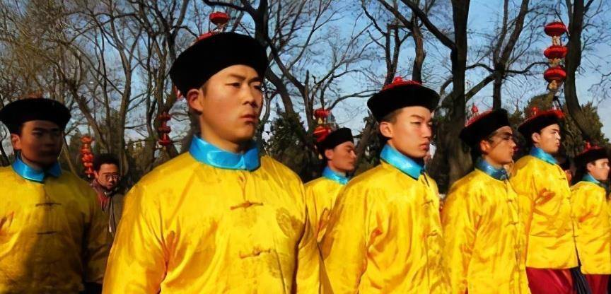 原创黄马褂有啥特权和珅一生攒了20多件为啥还是难逃一死