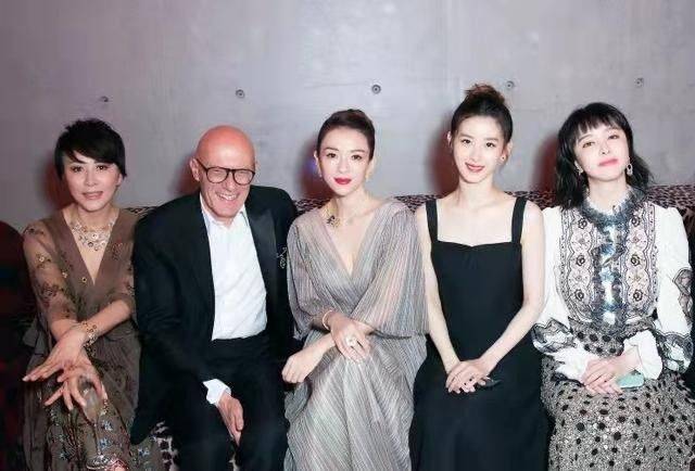 场合 章子怡同框“奶茶妹妹”，穿礼裙气质一目了然，一个端庄一个清纯