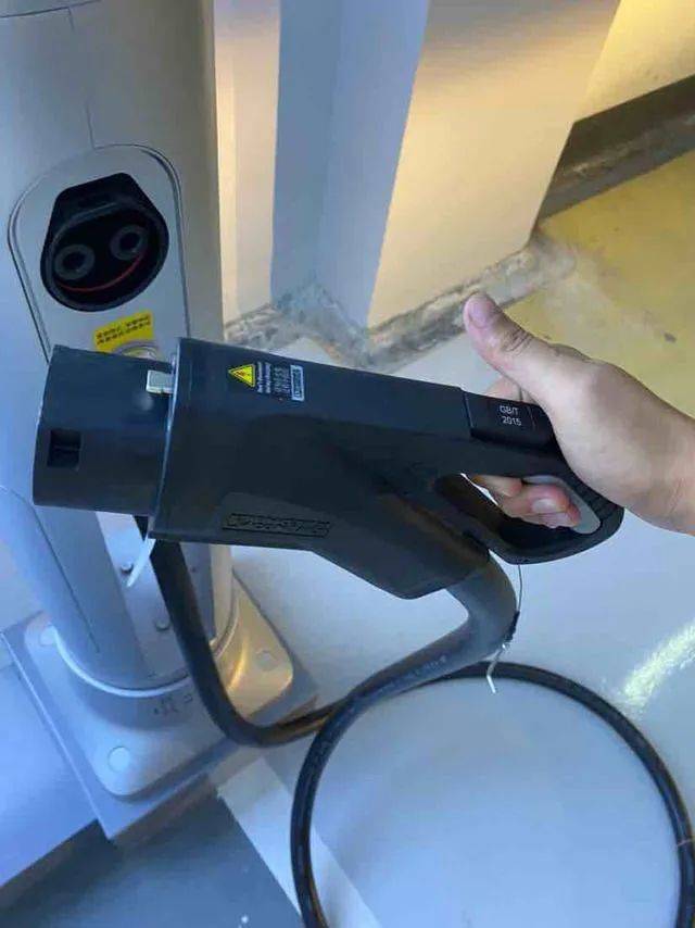 而极氪选择的液冷方向,会直接比正常国标的充电枪减重35%,理论上他们