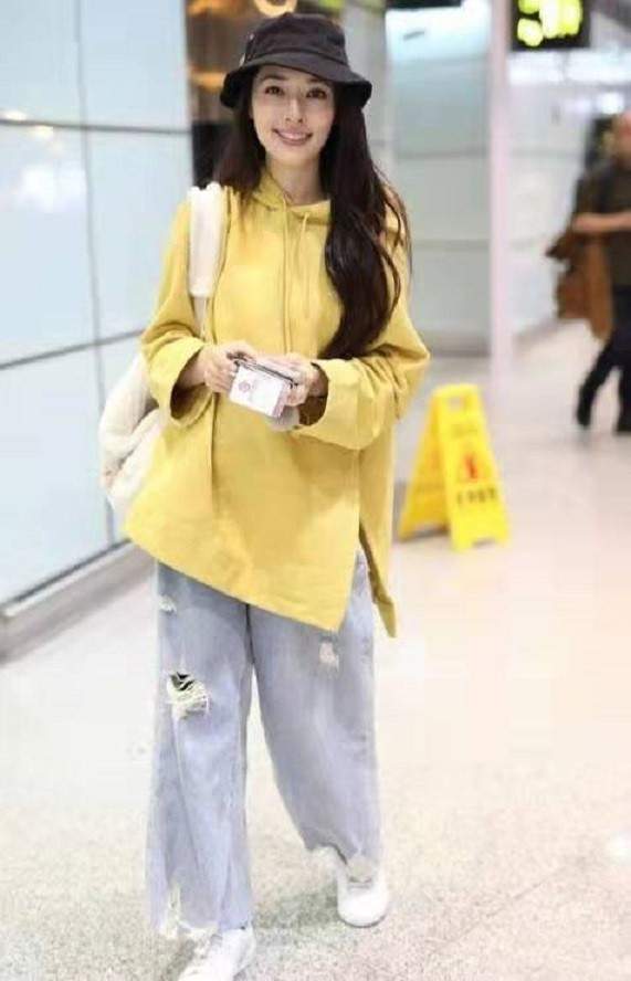 下装 郭碧婷成为宝妈风采依旧，卫衣搭阔腿牛仔裤，随性减龄超好看