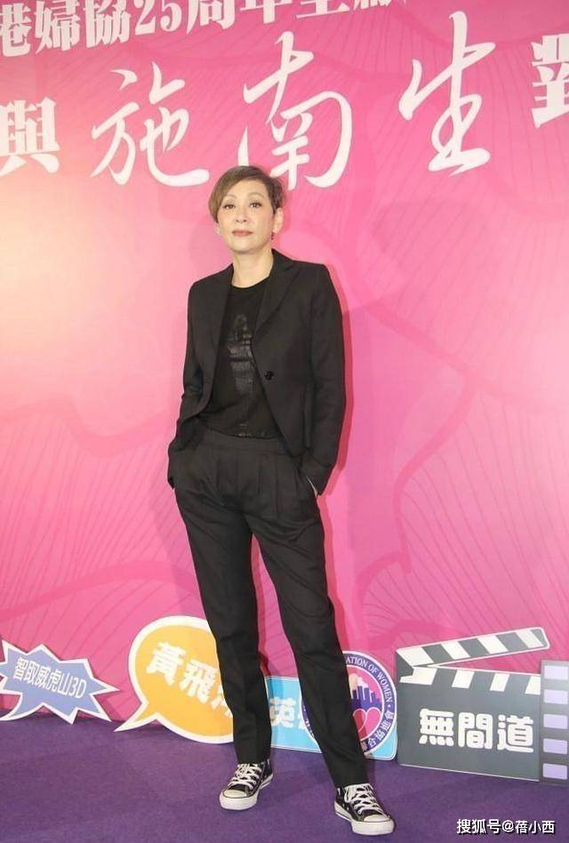 黑色 余安安越老越敢穿,60岁还能穿一字肩开衩裙,拍照根本不用抢C位