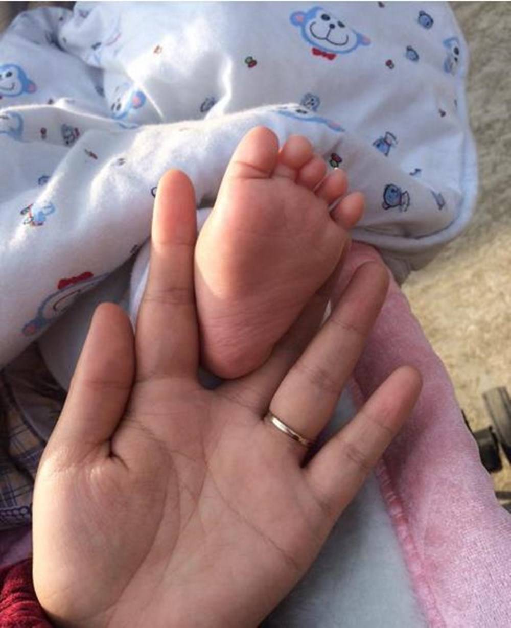 为什么小宝宝痴迷于"啃脚丫"?背后的原因令父母哭笑不得