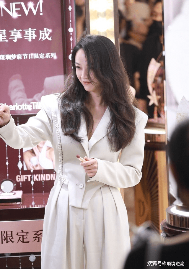女神 汤唯终于回国营业了，穿西装配大波浪卷发好高级，气质无敌