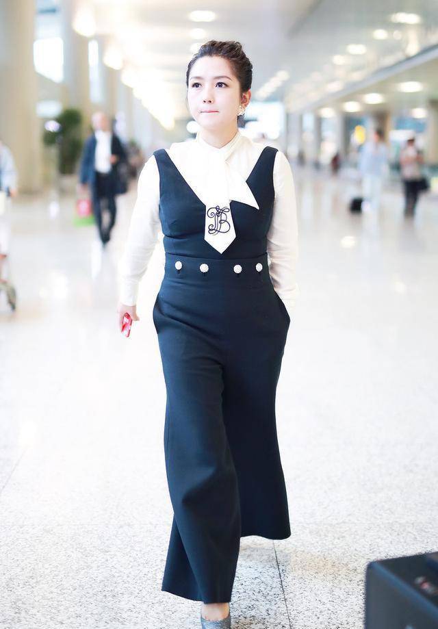 高跟鞋 辣妈何洁越来越洋气了！白衬衫配连体裤简约利落，精致时髦