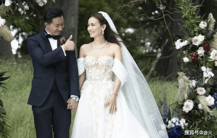 笑容韩庚老婆和3个异性玩游戏！躺老公大腿满脸笑容，穿短背心身材好辣