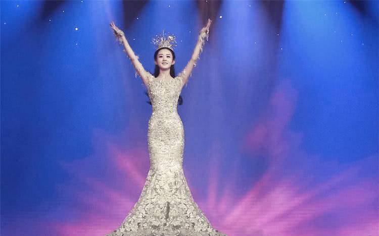 女神 赵丽颖穿搭时尚出街,曾被人嘲笑时尚资源差,曾被质疑模仿杨幂