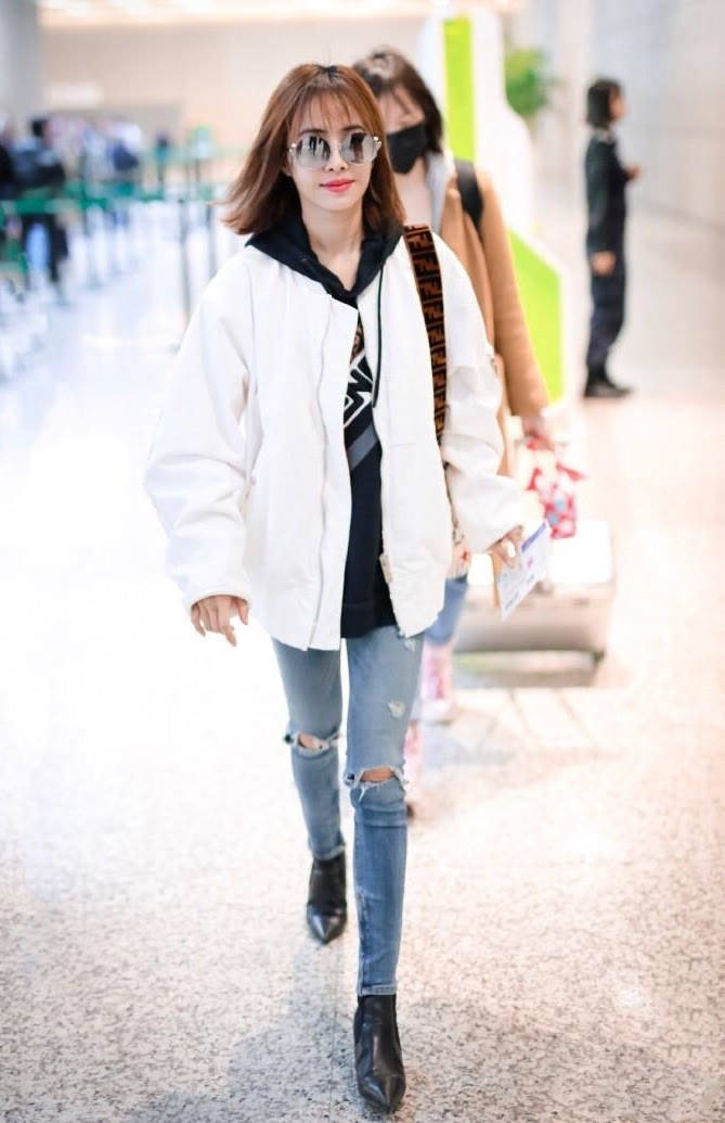 效果 蔡依林好敢穿，牛仔裤只穿一条腿就算了，还扯那么大的洞真看不懂