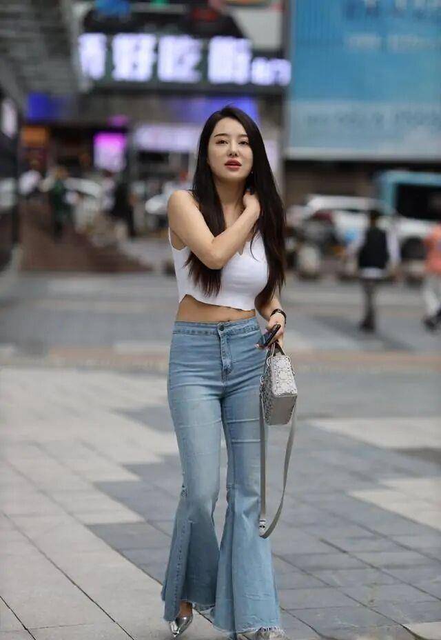 颜色 又到了“喇叭裤”的季节，真正适合微胖女人的穿搭，不露腿也很美