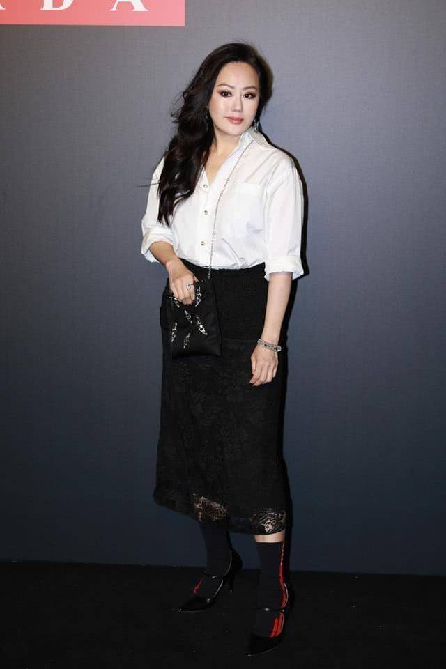 贵妇 章小蕙才是富贵花本花，穿长裙配西装打扮成贵妇范，哪里像老人！