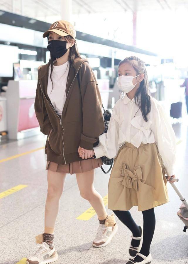 卫衣 李小璐和女儿同框，卫衣外套配印花裤，穿得清新显出少女气质