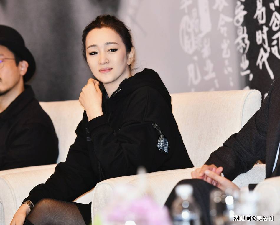 全黑 巩俐真敢穿！55岁卫衣配黑丝高筒靴，这造型一般人穿土气又媚俗