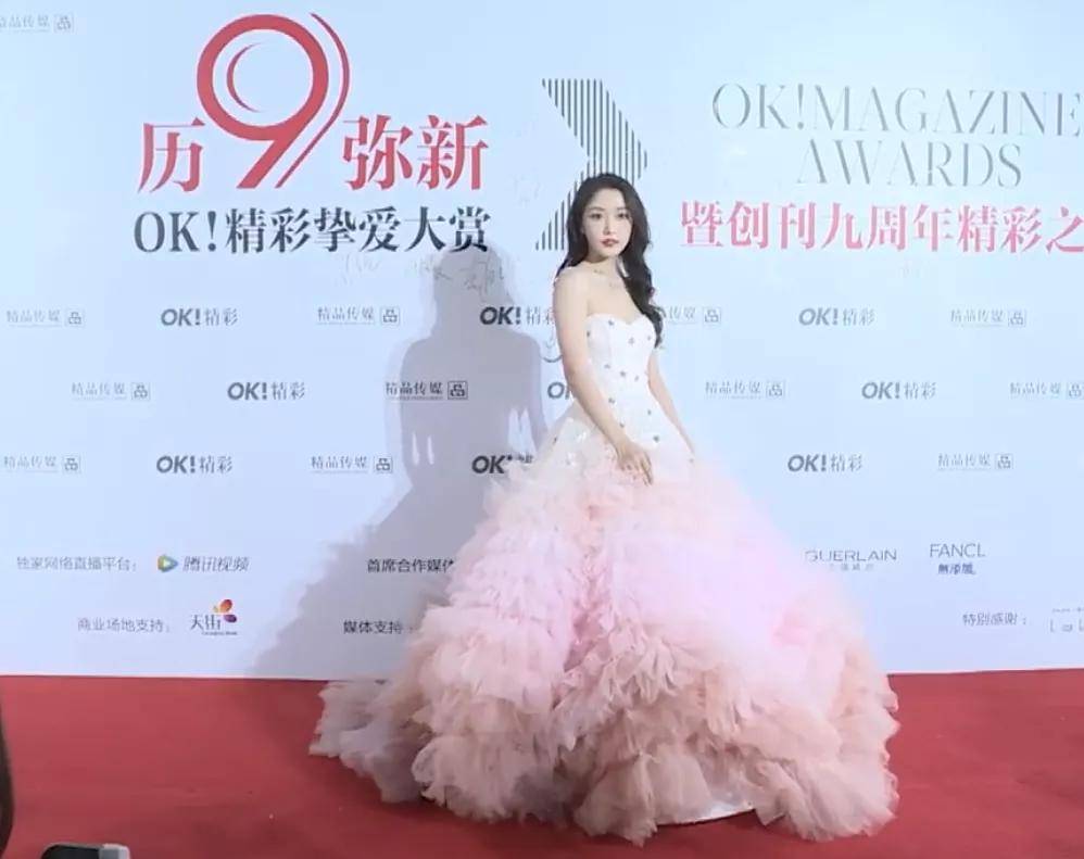 黄圣依 精彩之夜女星比美:邓萃雯宛若霸总,黄圣依颖儿高开衩长裙秀长腿