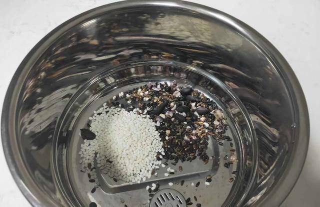 杂粮|1张大饼吃到撑，老两口的营养早餐走红，网友：1顿吃掉20种食材