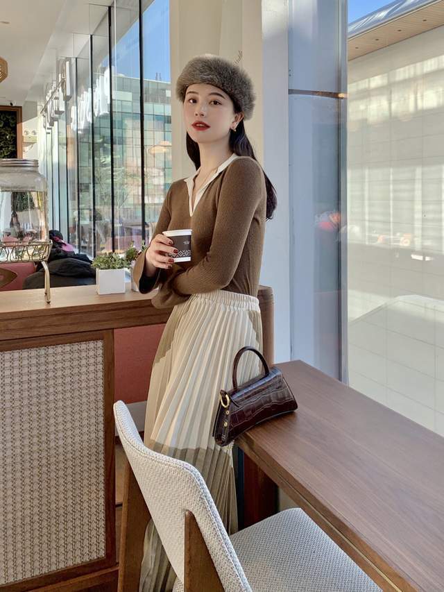 大衣 40+在秋冬该怎么穿?一件大衣搭配百褶裙高级洋气,又飒又美