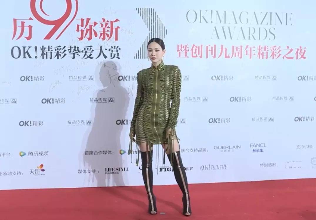 黄圣依 精彩之夜女星比美：邓萃雯宛若霸总，黄圣依颖儿高开衩长裙秀长腿