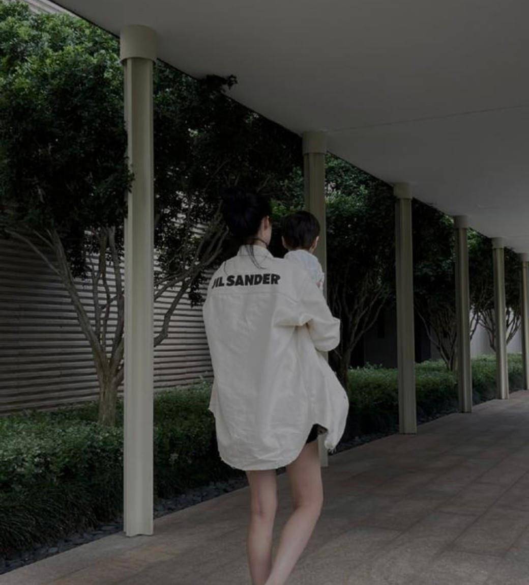 整体 李光洁带家人出门游玩，小10岁的妻子穿白衬衫出镜，大长腿真吸睛