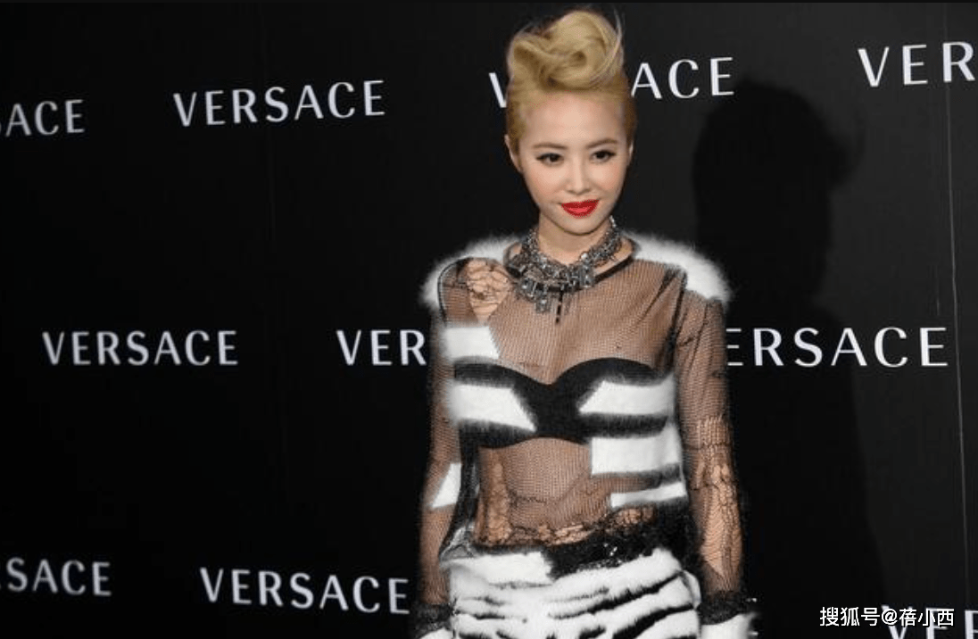 黑色 蔡依林尺度越来越大！穿斑马纹透视裙直接透出内衣，人红气场真大