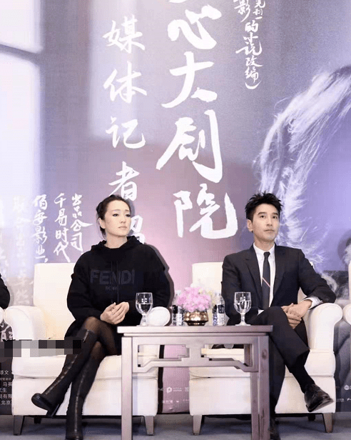 活动巩俐终于换口红了！穿5千多卫衣气场全开，笑出21颗牙不怕毁形象