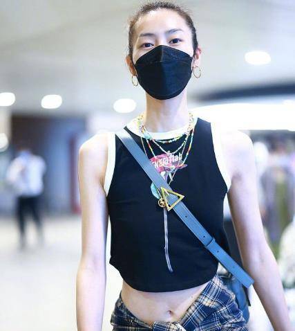 黑色 “大表姐”刘雯走机场不怕冷,黑色肚兜露肚脐眼,胳膊细得像小孩