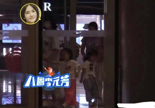 马尾 谢娜带娃外出不见张杰，跳跳俏俏穿同款衣服，扎着高马尾超可爱