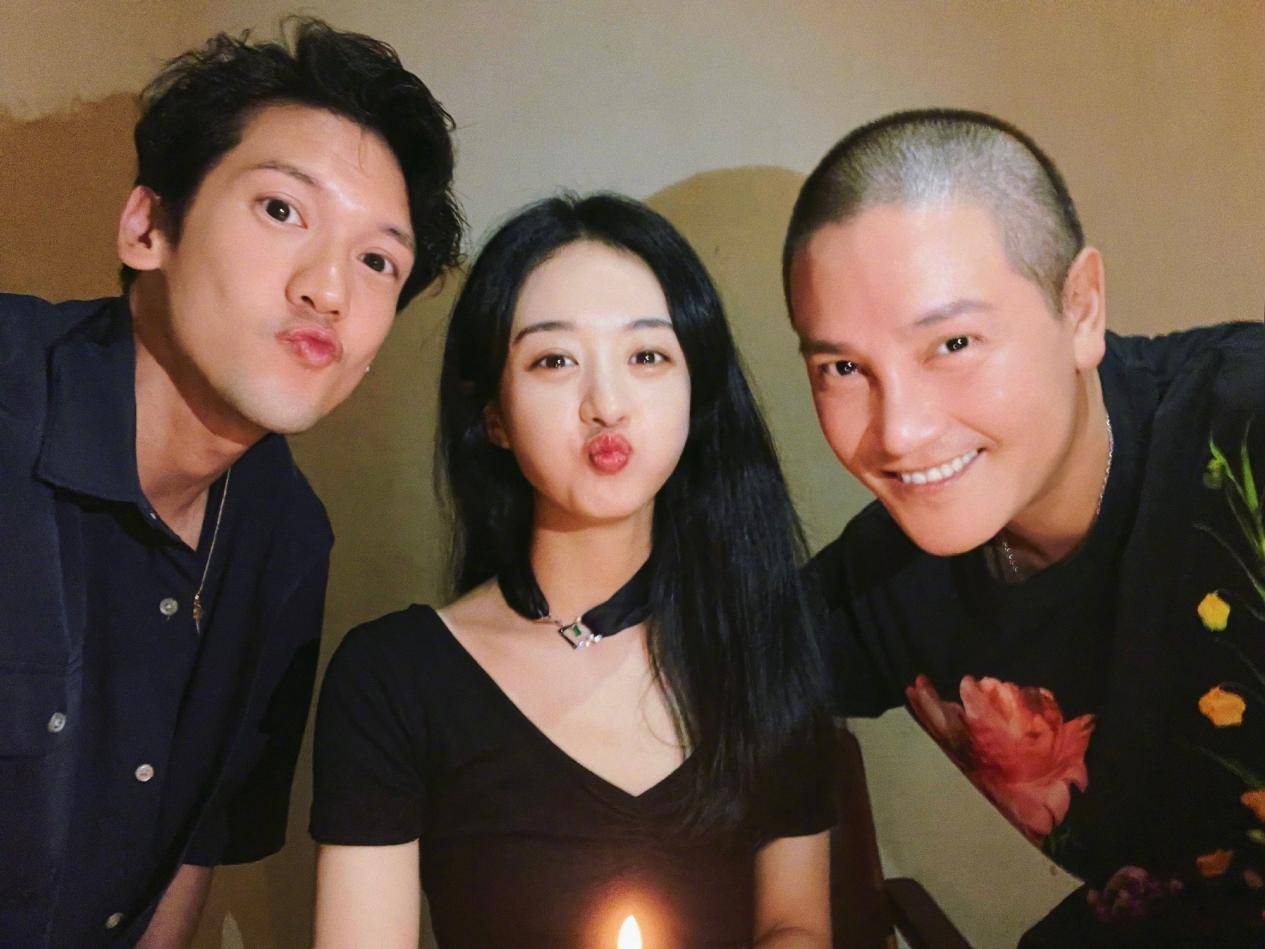 脖颈 赵丽颖庆生男闺蜜作陪，穿T恤戴脖颈带脸瘦一圈，单身女王不愁追