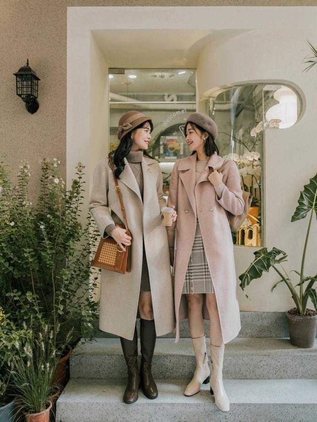 大衣 40+在秋冬该怎么穿?一件大衣搭配百褶裙高级洋气,又飒又美