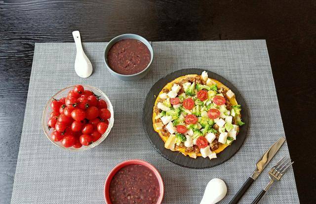 杂粮|1张大饼吃到撑，老两口的营养早餐走红，网友：1顿吃掉20种食材