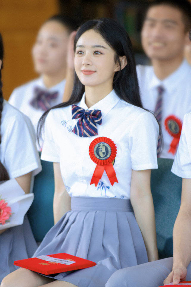 赵丽颖 佟丽娅离婚后惊艳绽放！穿中国红裙出演MV比赵丽颖绝美，跳舞美到爆