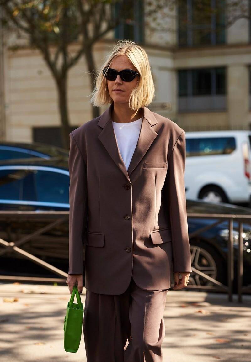 形象 秋天别总搭配太亮的颜色，深咖色就很适合，复古风浓郁真有气质