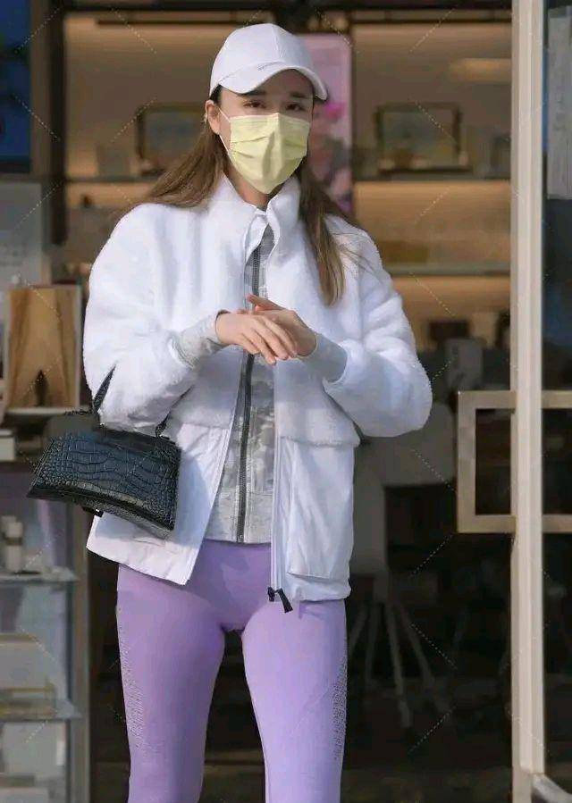 黑色 别致时髦的瑜伽裤装扮美得别致有气质,展现英姿飒爽,休闲俏皮