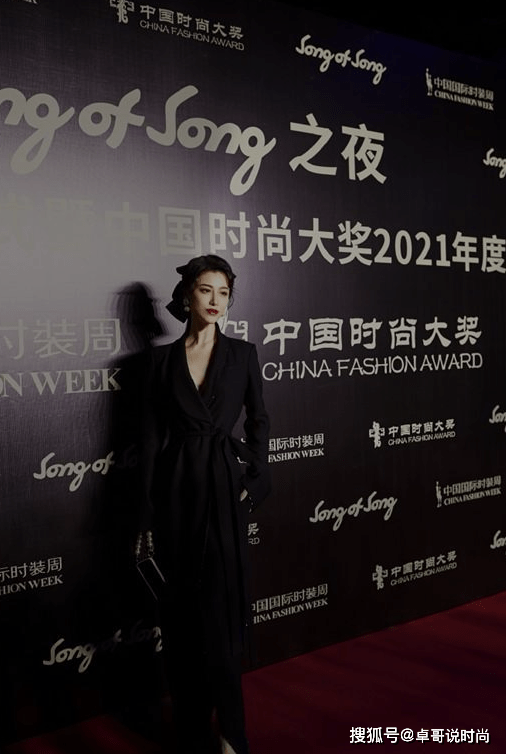 好身材 刘翔前妻葛天真敢穿，穿黑色开叉西装裙，白皙肤色好身材一目了然