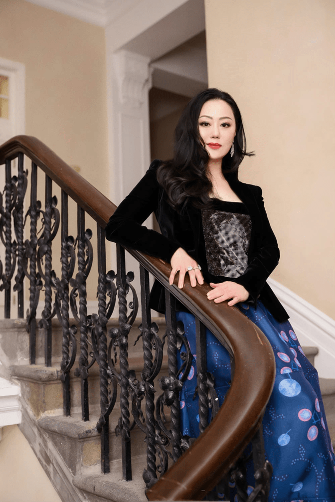 灯芯绒 58岁章小蕙好奢华！穿西装配半身裙看秀，俩鸽子蛋钻戒让人看羡慕