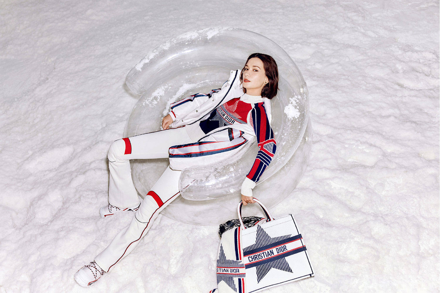 卢靖姗杂志封面曝光 俏皮滑雪造型诠释灵动风格