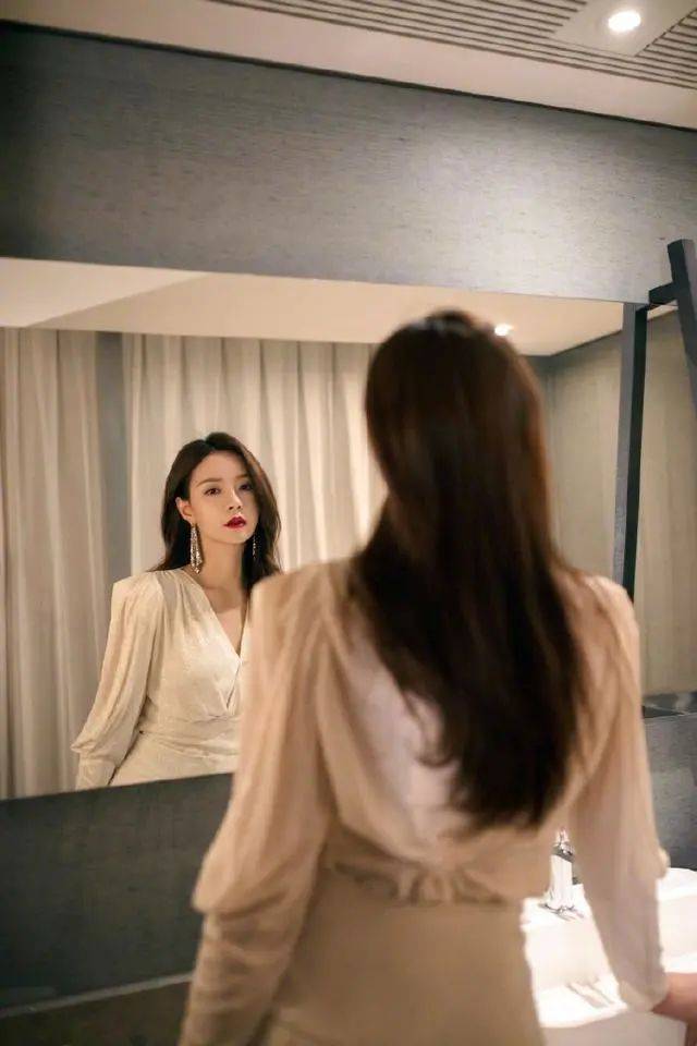 亮片 沈梦辰真懂打扮,“上衣下塞”穿法穿出好比例,身材主持人中拔尖