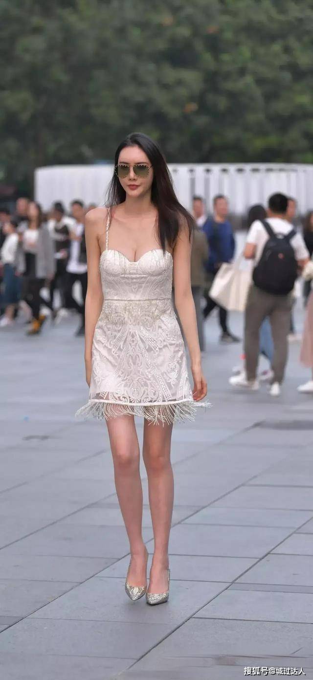整体 简约精致的瑜伽裤穿搭彰显出潮流的气息，穿出自我个性