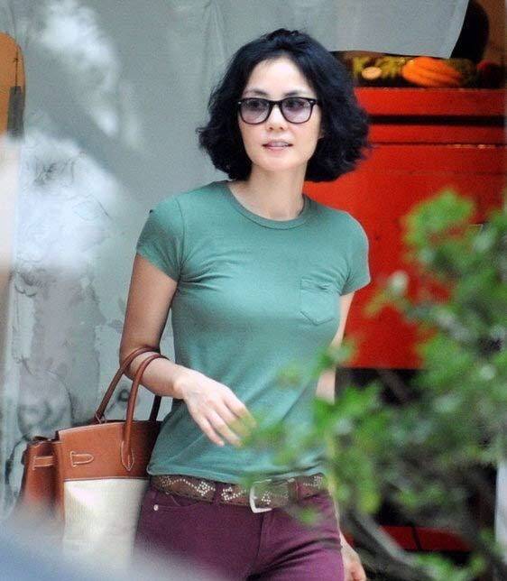 工装裤 52岁王菲从不赶时髦，穿马甲配工装裤，简单随性却难掩高级气质