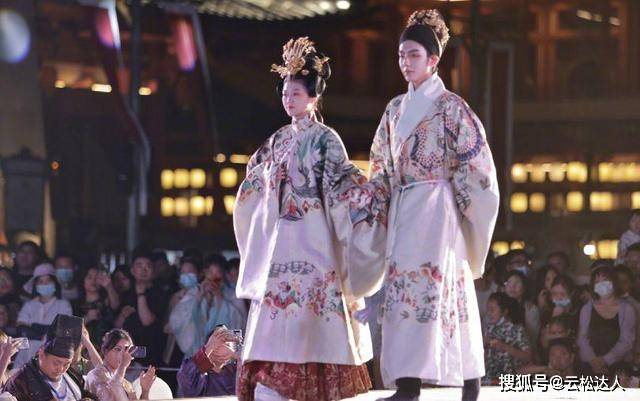 设计 “人间真实”的汉服实拍，虽然显矮+显胖，但胜在端庄、优雅