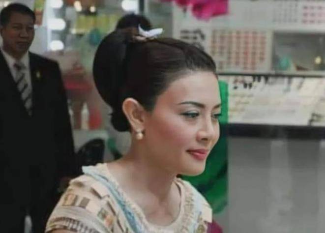 海报|泰国“全家福”海报亮相,三位子嗣悉数登场,西拉米尽显正宫风范