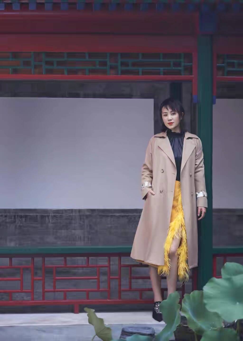 中性 马丽两口子走机场，同穿黑风衣好有气场，真看不出比老公大11岁