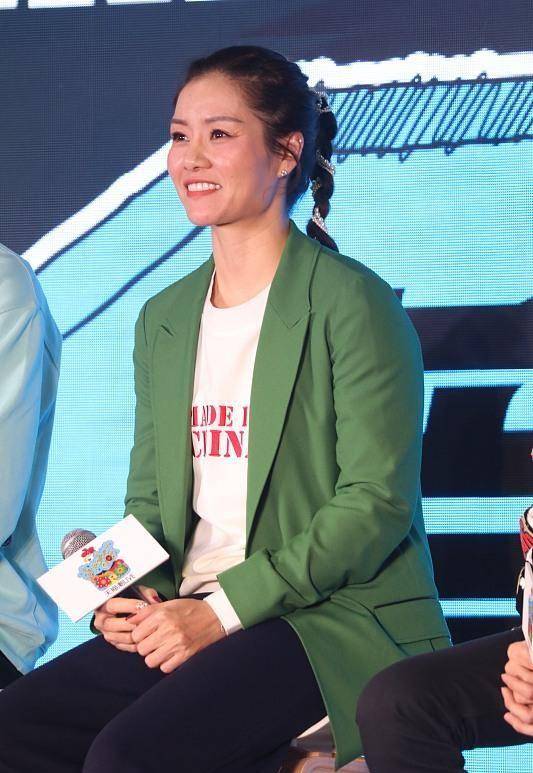 李娜 朱婷穿上了西装,网友:“太像模特了”,同框李娜对比更明显