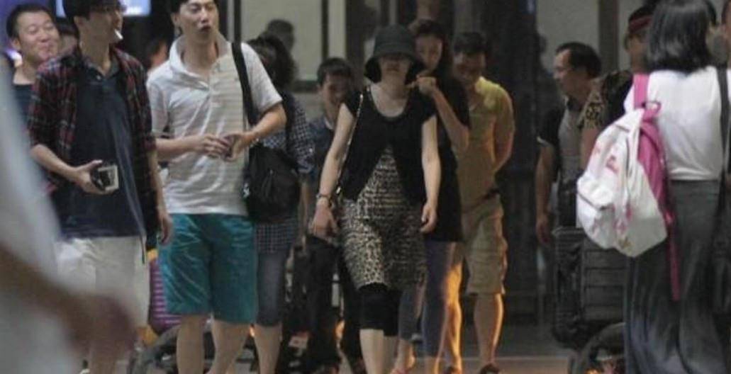 双脚 徐帆还挺潮流的,私下穿豹纹裙配中裤 可双脚穿绿色人字拖减分