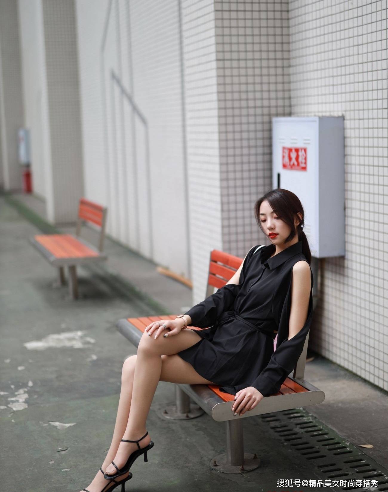 高跟鞋 这件黑色的衬衫下搭一条牛仔短裤，干练又不失女性独特的优雅感