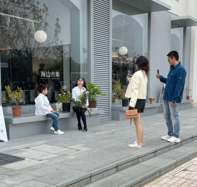 身材 网友海边偶遇杜江一家?霍思燕身材明显发福,与杜江形成鲜明对比