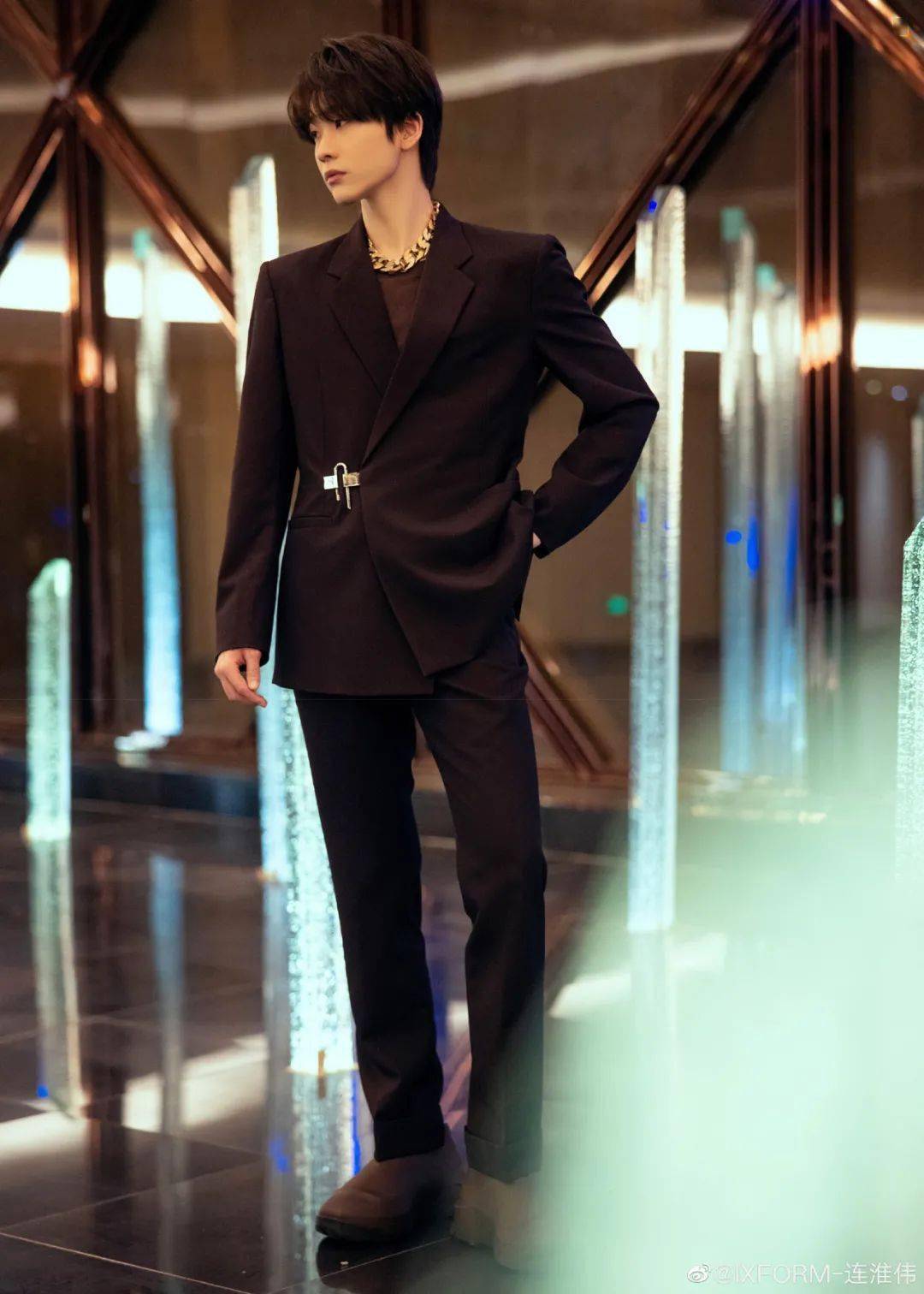 链条 看明星如何在沉闷厚重的的秋冬服饰中穿出亮点